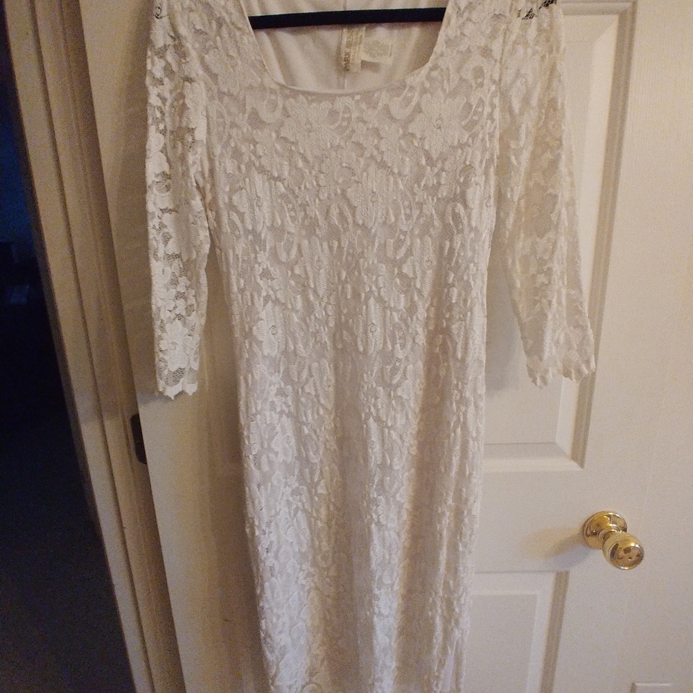 Park Avenue BEAUTIFUL LACED DRESS WITH 3/4 SLEEVES